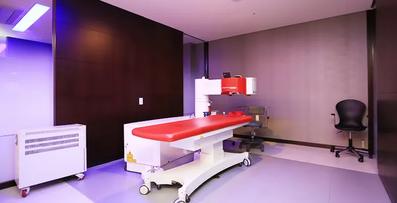 Laser treatment room with patient bed at Sky Eye Clinic in Seoul