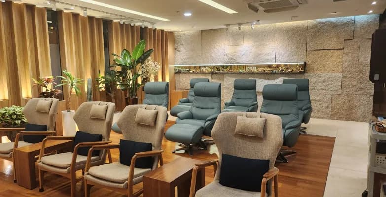 Waiting area with recliners and armchairs at Sky Eye Clinic in Seoul